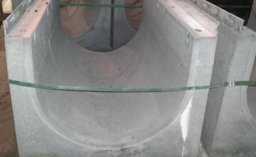 Лотки бетонные с усиливающей стальной планкой-уголком